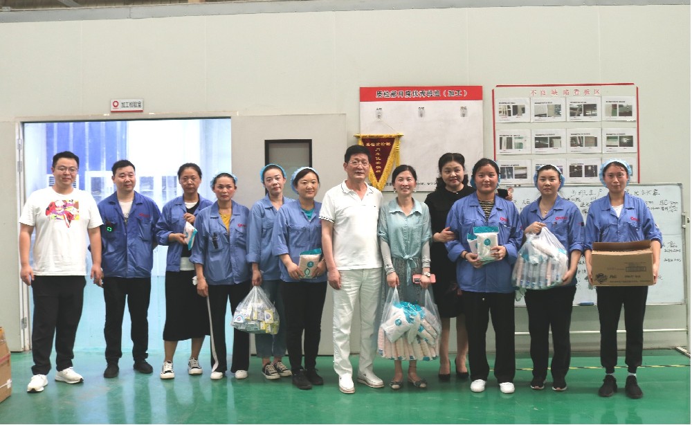 炎炎夏日公司領(lǐng)導慰問一線員工