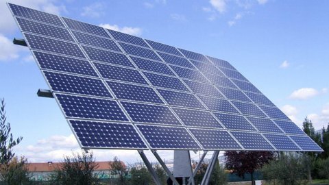 光伏行業(yè)深度之光伏玻璃行業(yè)：雙玻組件推動(dòng)市場(chǎng)增長(zhǎng)，龍頭企業(yè)產(chǎn)能持續(xù)擴(kuò)張